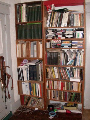 Bookshelves of modular boxes and upright support panels